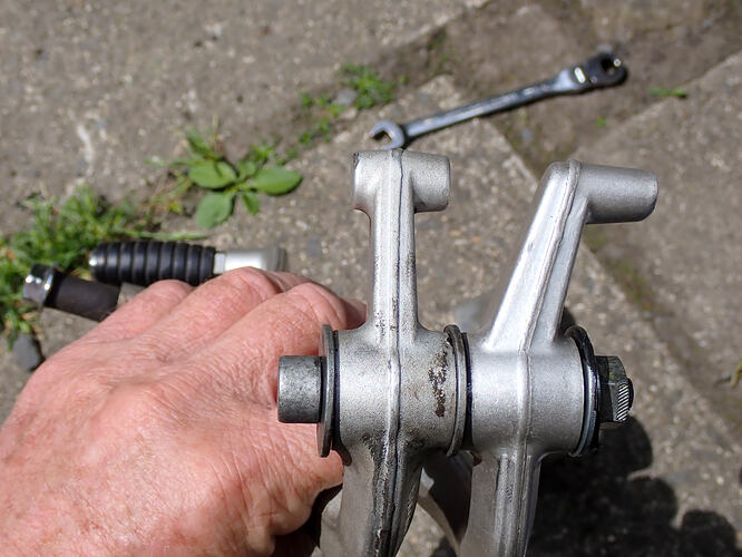 dV7 and V9 linkage posts