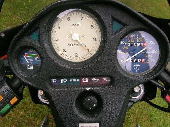 Moto-Guzzi-Lario-V65-Gauges1